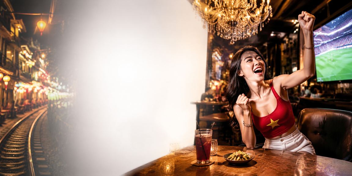 Người dùng Hà Nội thưởng thức cà phê và đặt cược trực tuyến trên điện thoại
